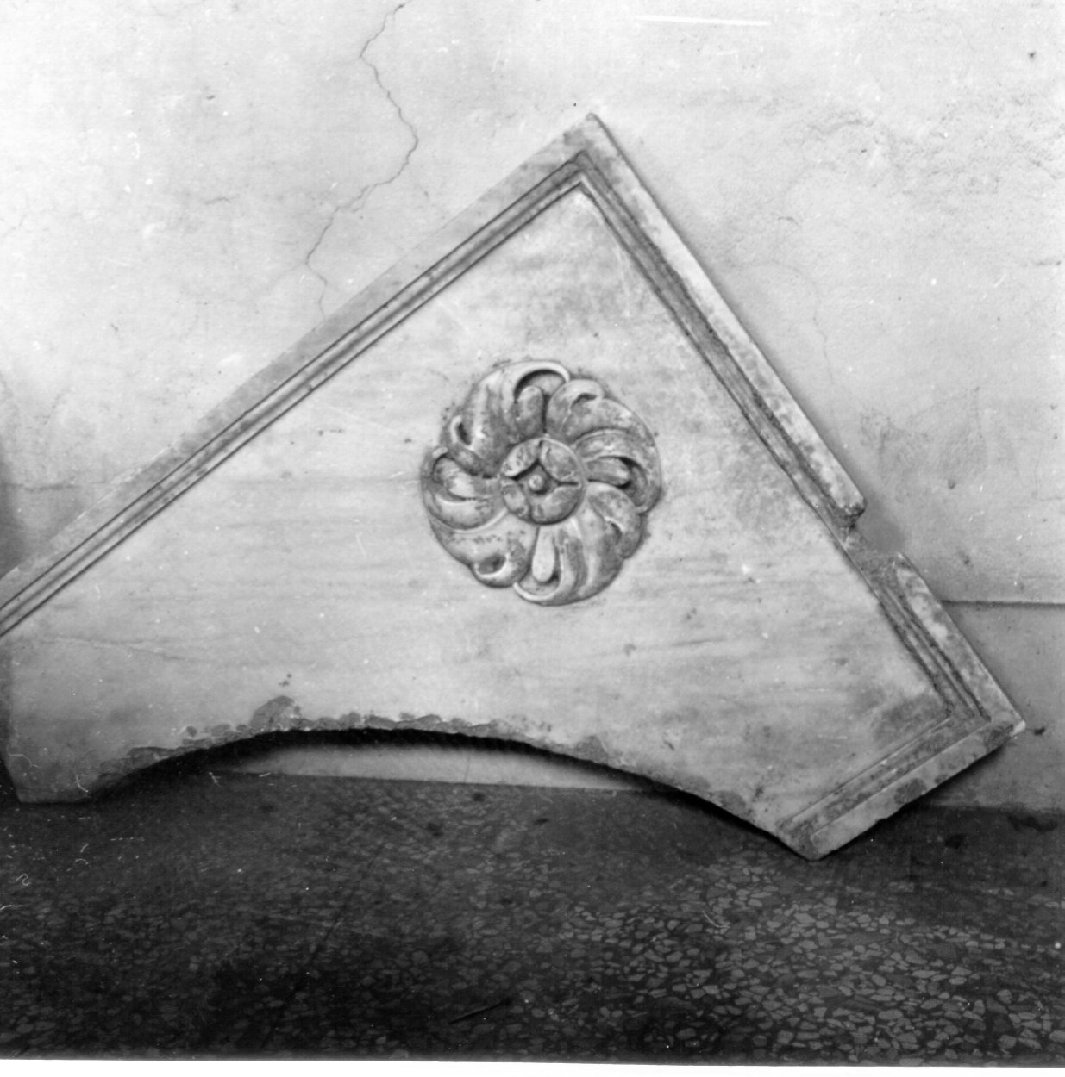 decorazione, frammento - bottega napoletana (metà sec. XVI)