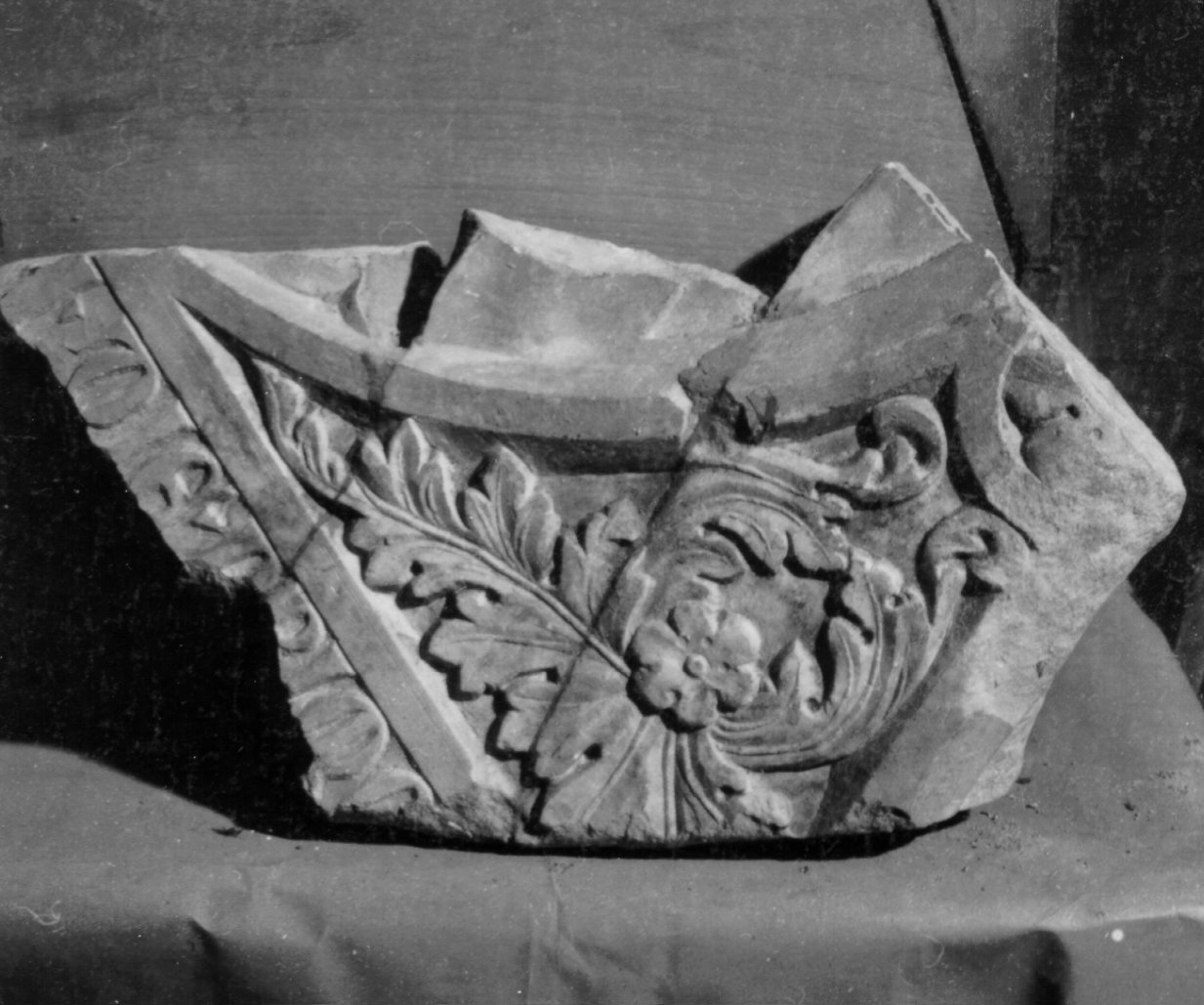 decorazione, frammento - bottega napoletana (metà sec. XIV)