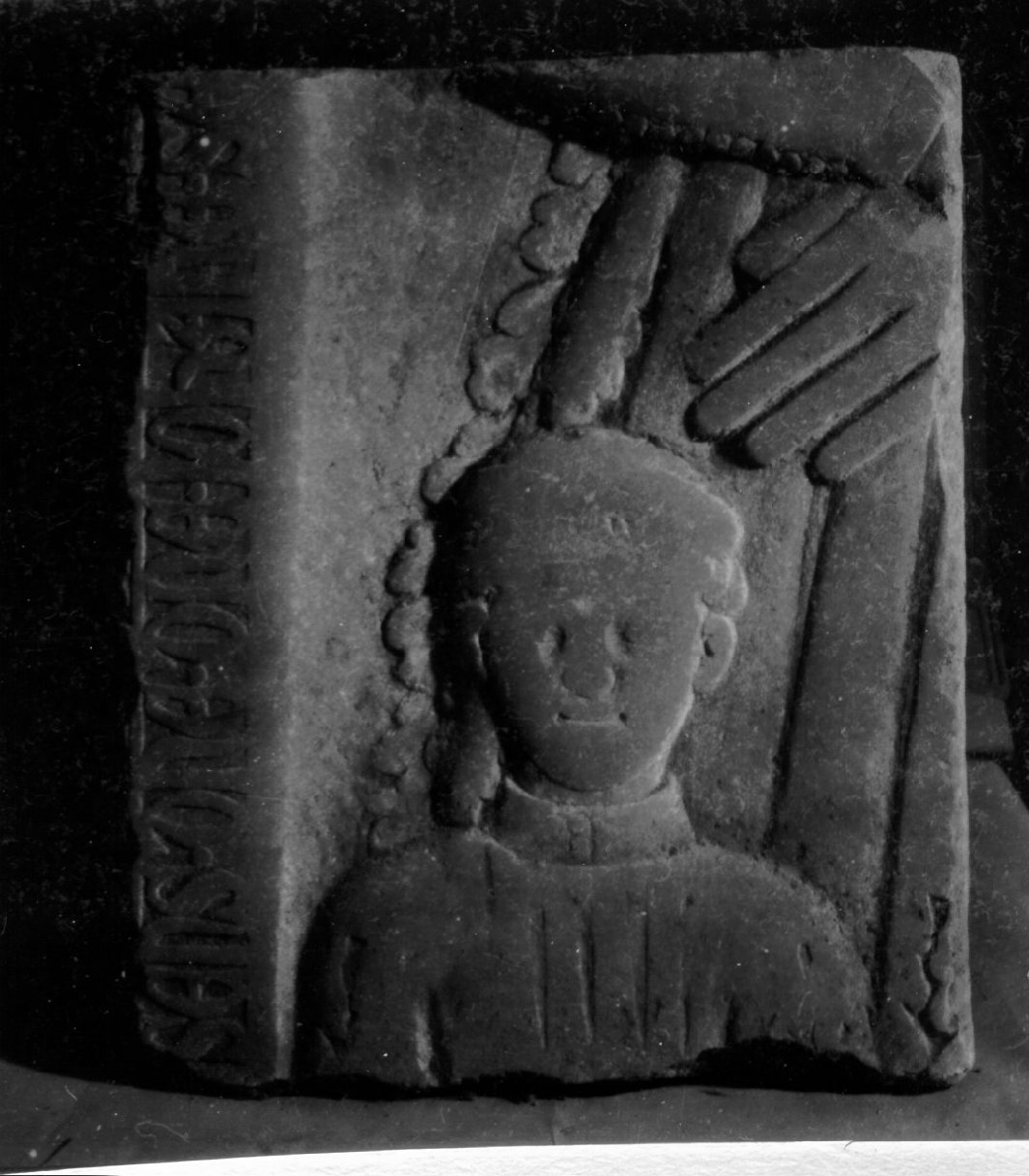 lastra tombale, frammento - bottega napoletana (metà sec. XIV)