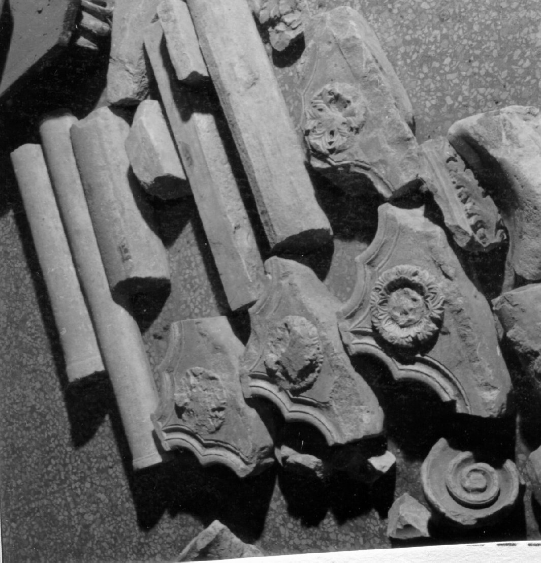 trabeazione, frammento - bottega napoletana (metà sec. XIV)