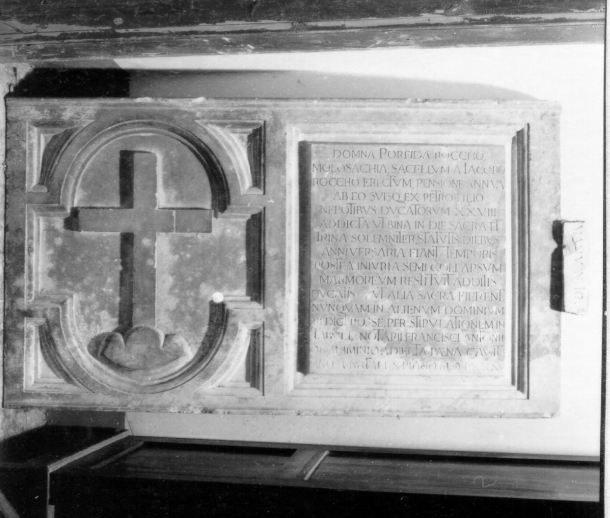 croce (lapide tombale) - bottega napoletana (sec. XVI)