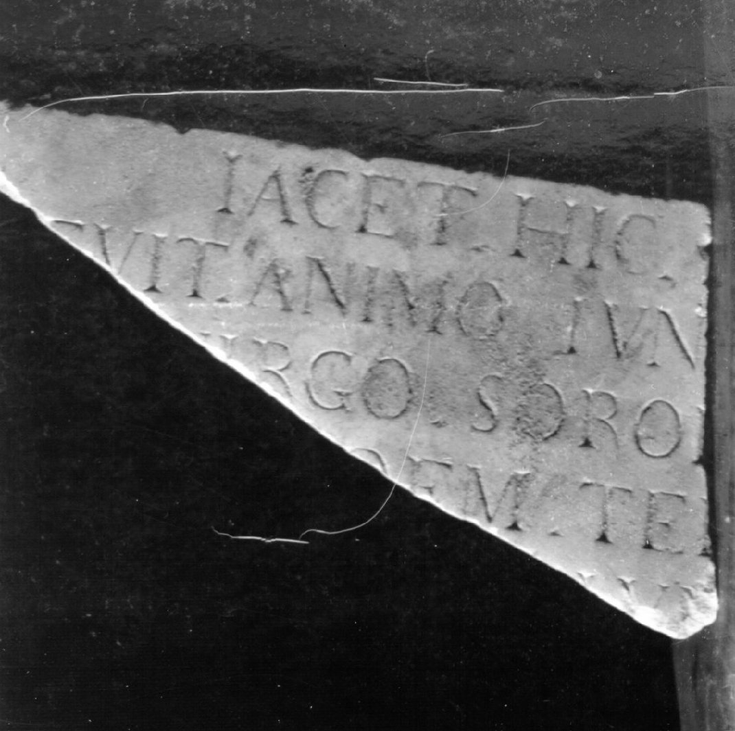 lapide tombale, frammento - bottega napoletana (inizio sec. XVI)