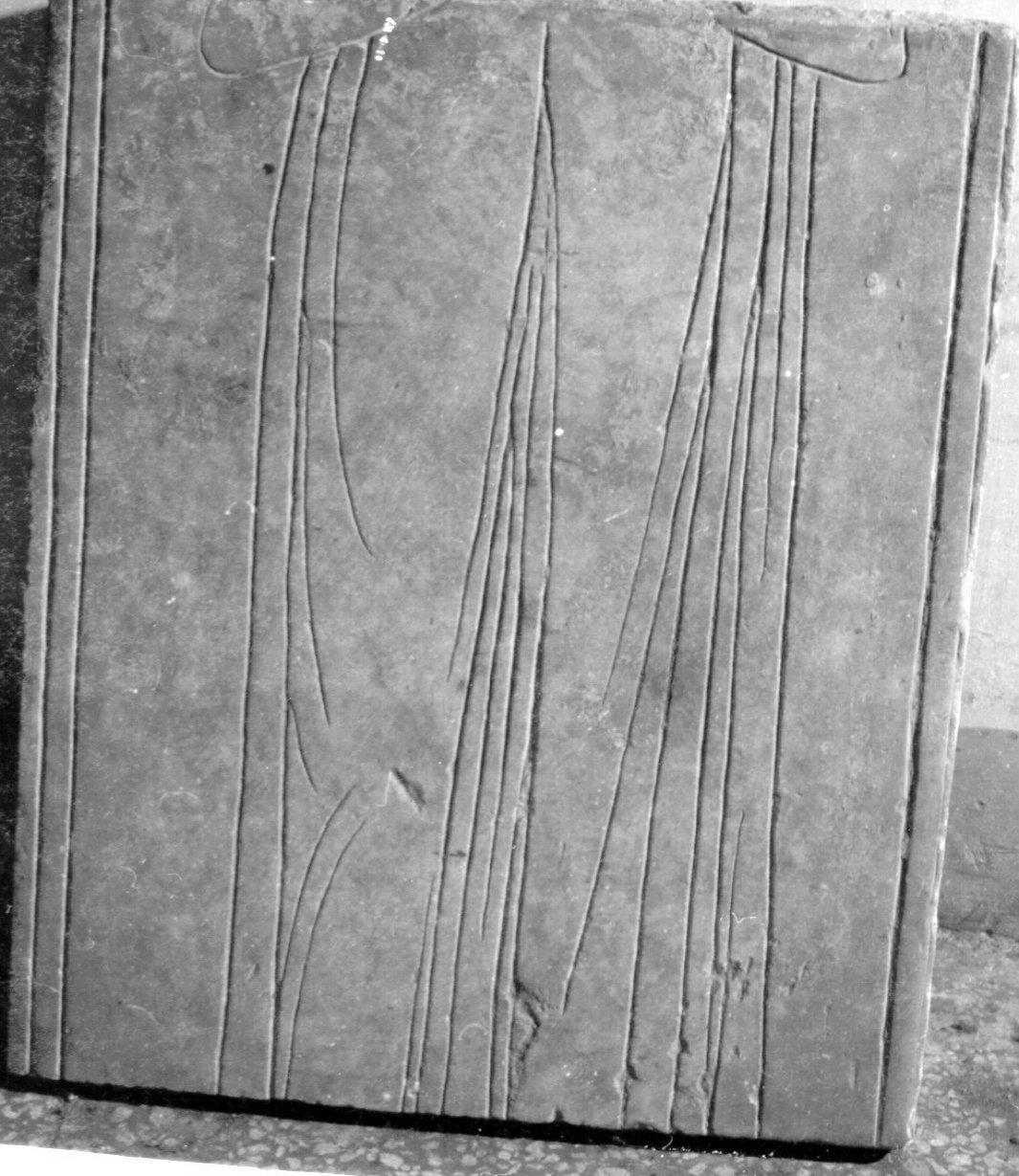 lastra tombale, frammento - bottega napoletana (metà sec. XIV)