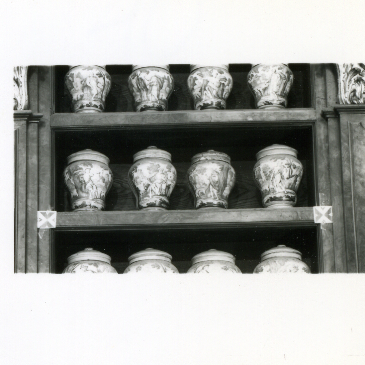 figure allegoriche femminili (vaso da farmacia, serie) di Massa Donato (e aiuti) (metà sec. XVIII)