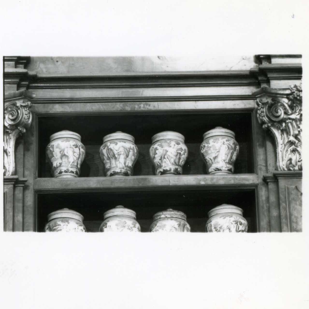 figure allegoriche femminili (vaso da farmacia, serie) di Massa Donato (e aiuti) (metà sec. XVIII)