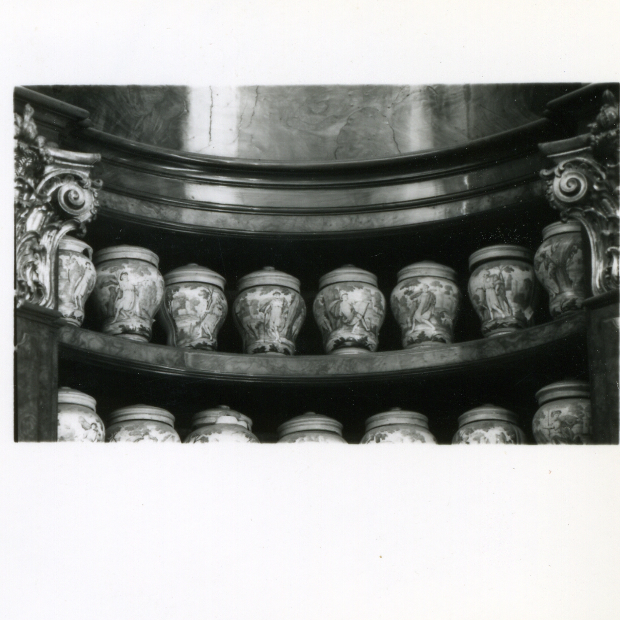 figure allegoriche femminili (vaso da farmacia) di Massa Donato (e aiuti) (metà sec. XVIII)