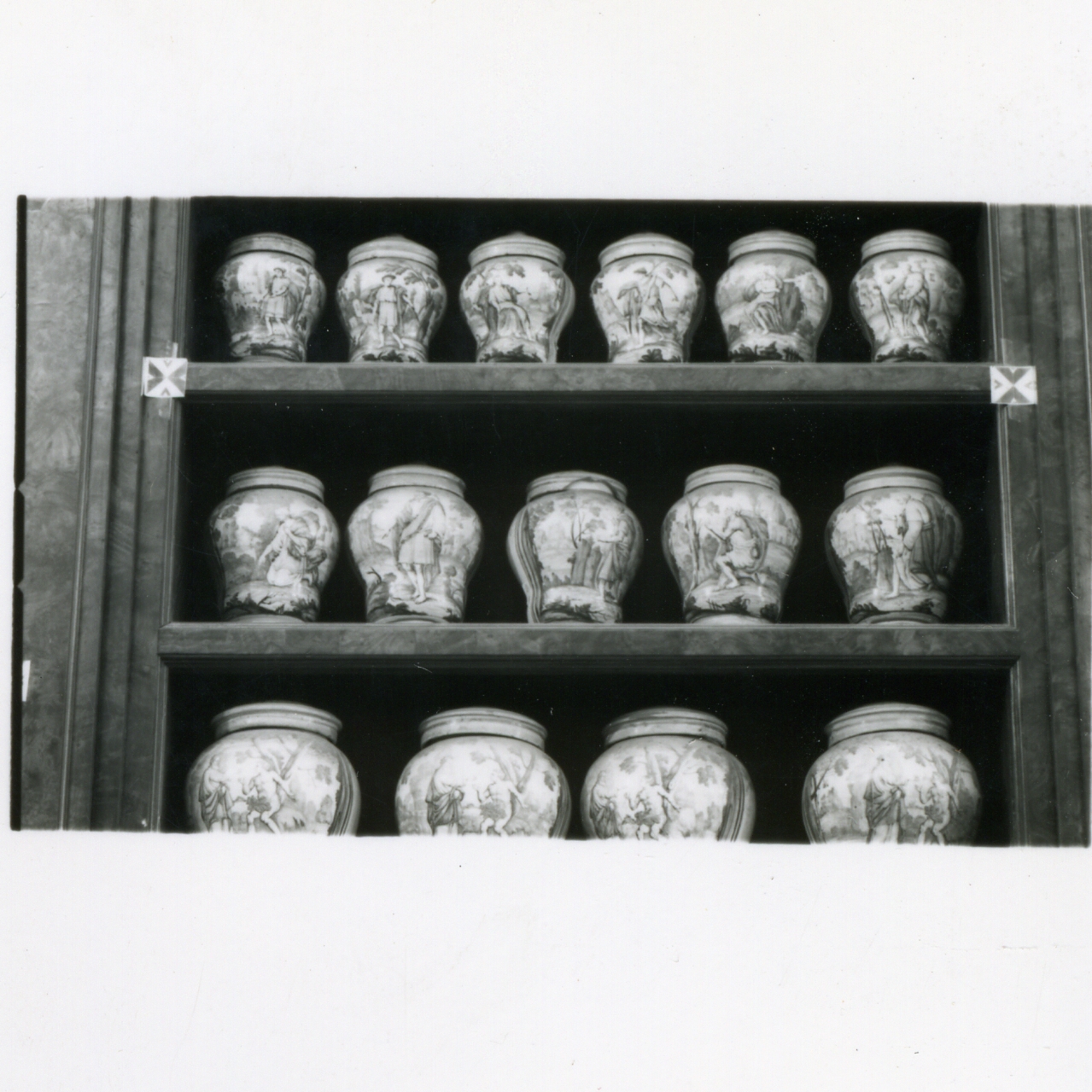 figura allegorica femminile (vaso da farmacia, serie) di Massa Donato (e aiuti) (metà sec. XVIII)