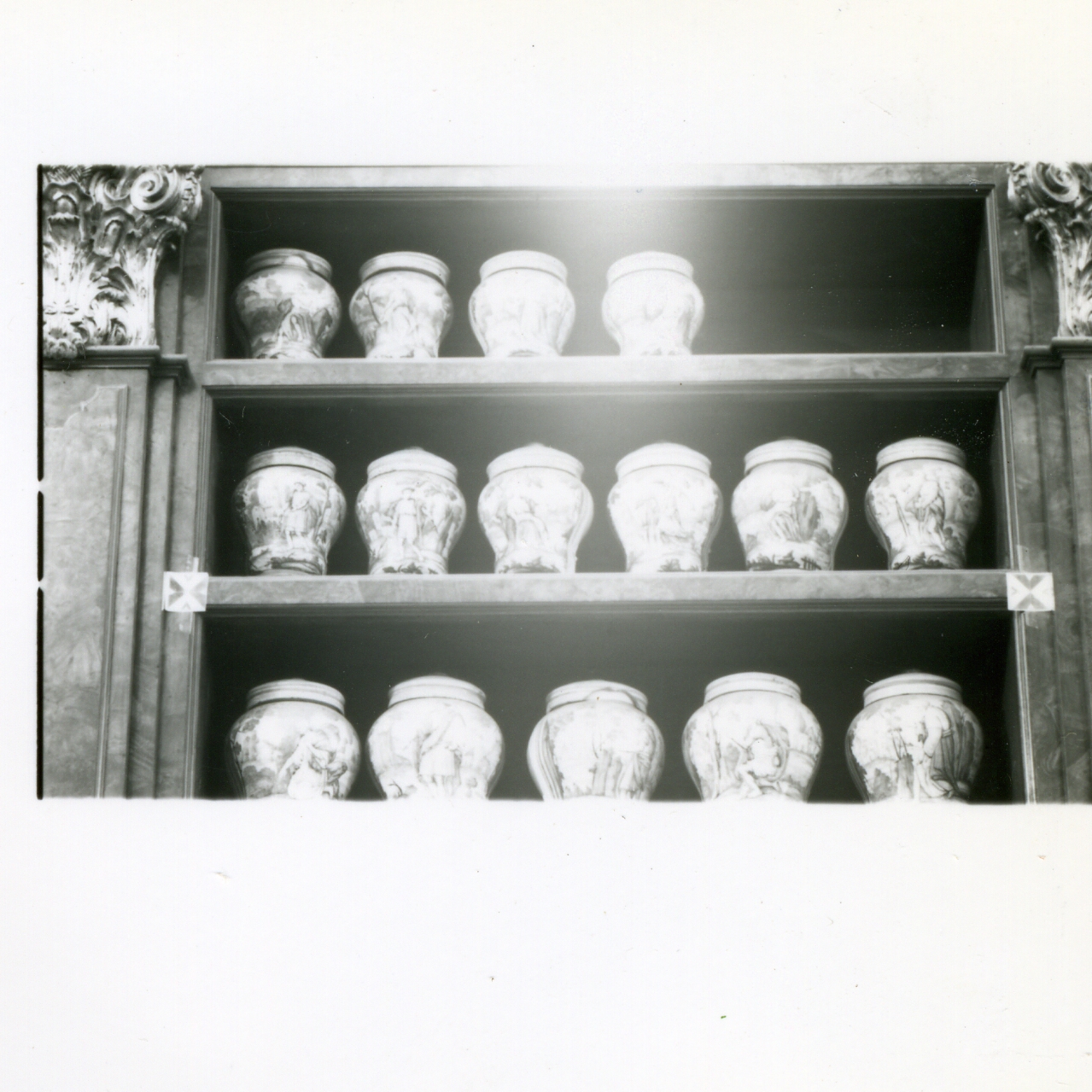 figura allegorica femminile (vaso da farmacia, serie) di Massa Donato (e aiuti) (metà sec. XVIII)