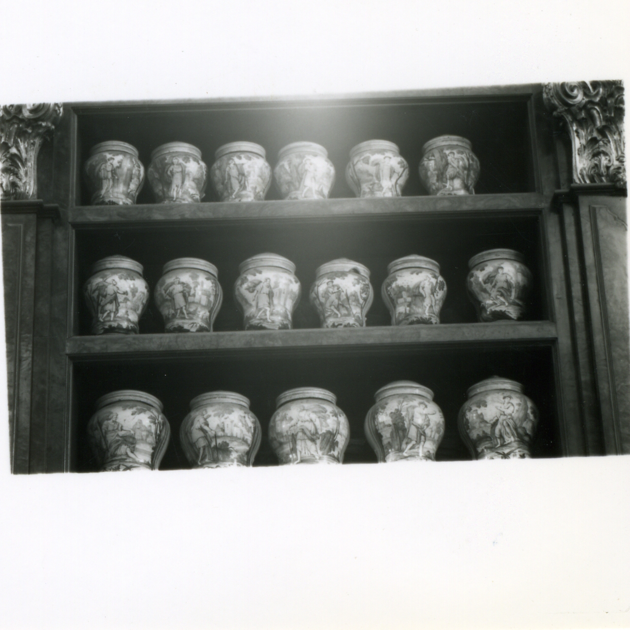 figura allegorica femminile (vaso da farmacia, serie) di Massa Donato (e aiuti) (sec. XVIII)