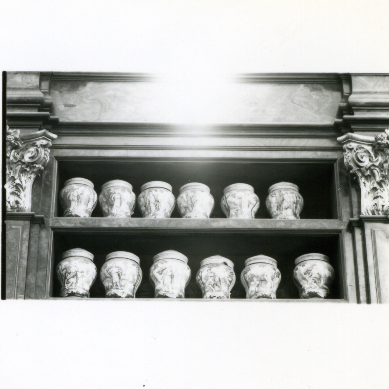 figura allegorica femminile (vaso da farmacia, serie) di Massa Donato (e aiuti) (metà sec. XVIII)