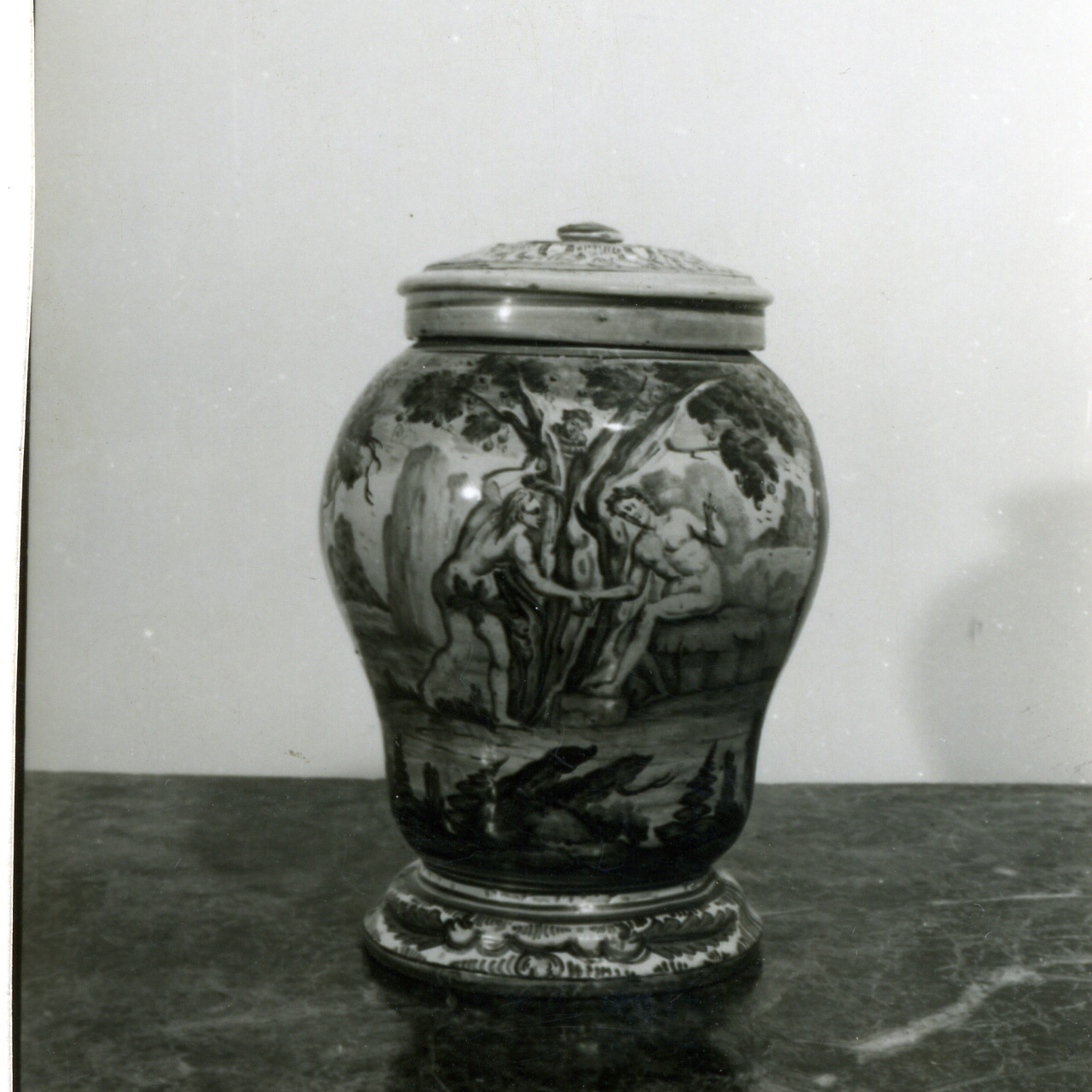 Eva offre il frutto ad Adamo (vaso da farmacia, serie) di Massa Donato (e aiuti) (metà sec. XVIII)