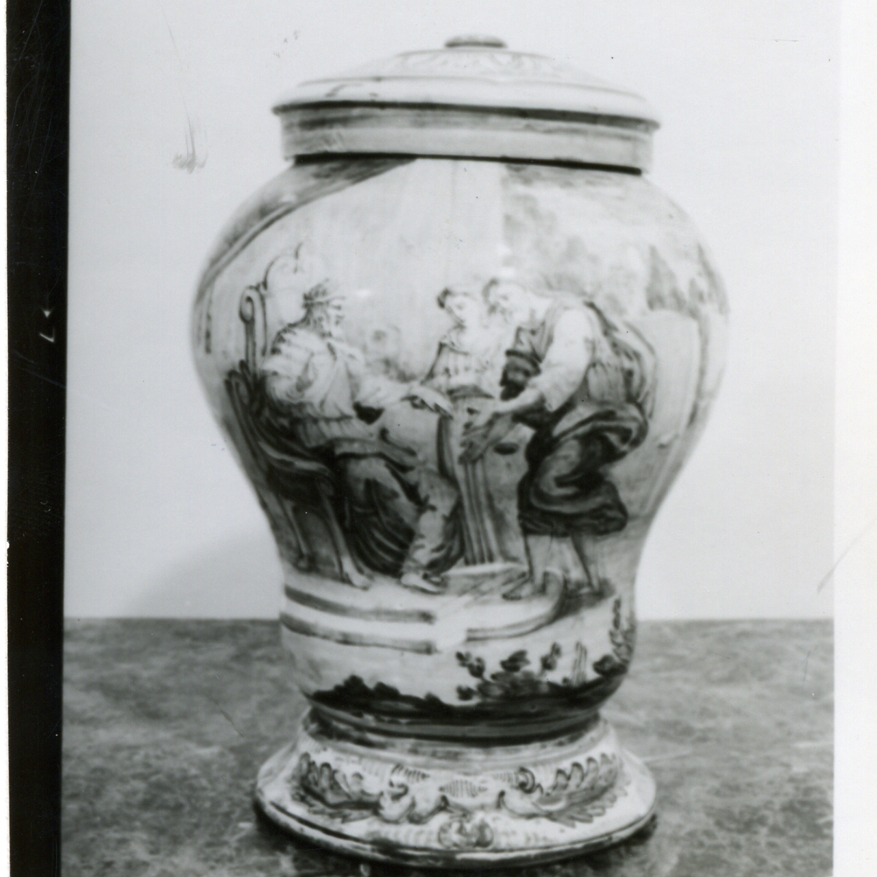 Giuseppe riceve omaggi dai sudditi del faraone (vaso da farmacia, serie) di Massa Donato (e aiuti) (metà sec. XVIII)