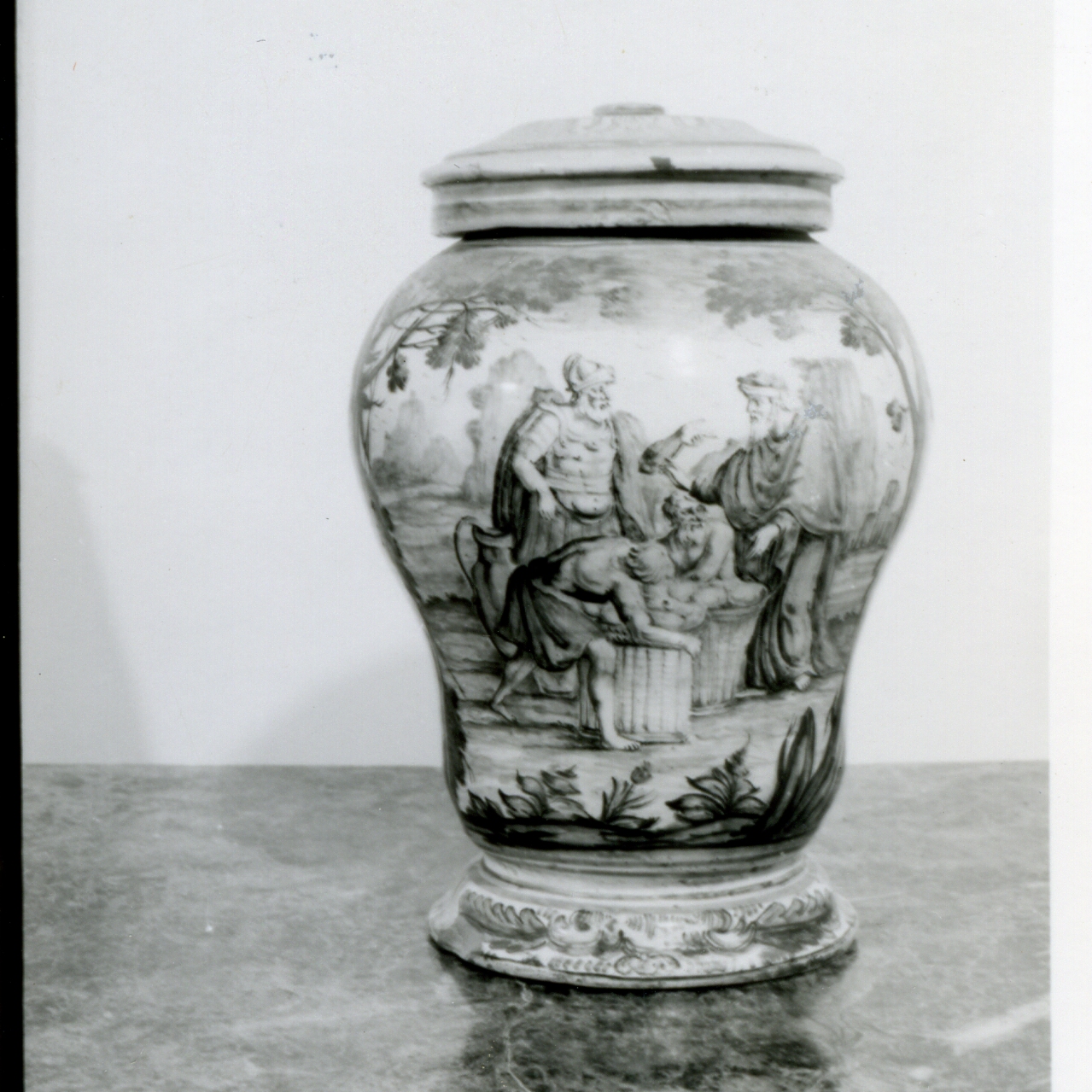 Giuseppe distribuisce il pane in tempo di carestia (vaso da farmacia, serie) di Massa Donato (e aiuti) (metà sec. XVIII)