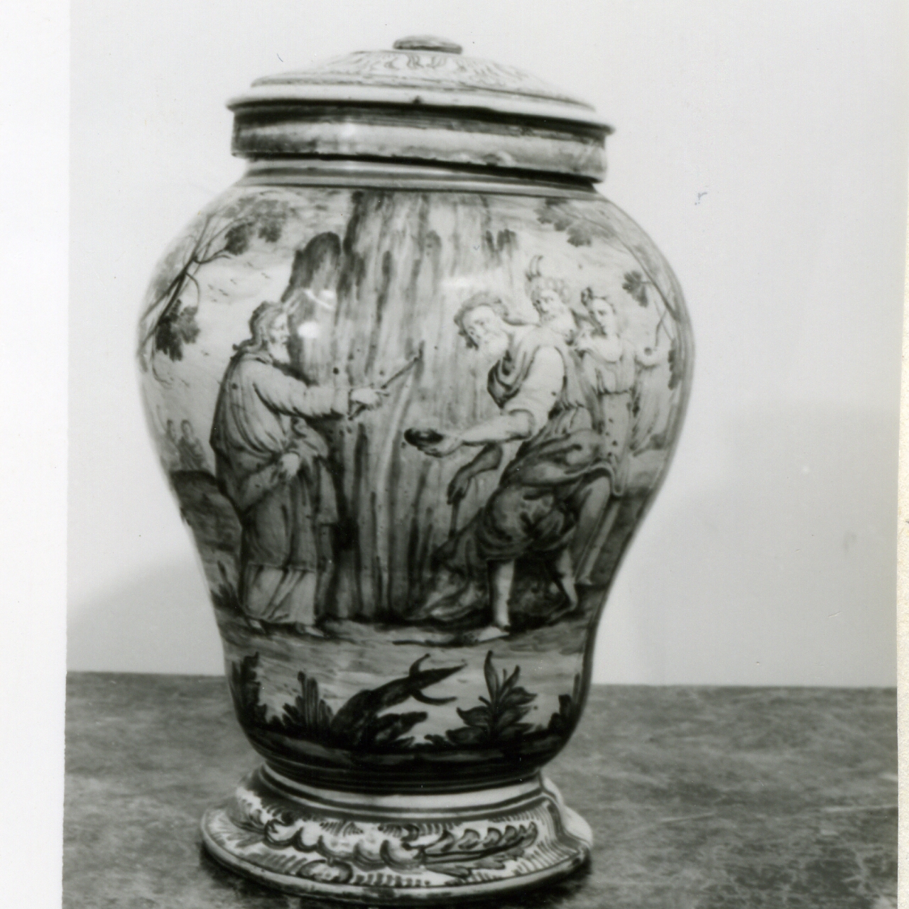 Mosè fa scaturire l'acqua dalla roccia (vaso da farmacia, serie) di Massa Donato (e aiuti) (metà sec. XVIII)