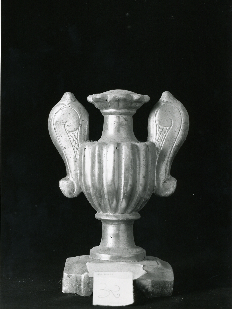vaso d'altare con composizione floreale, serie - bottega napoletana (metà sec. XIX)