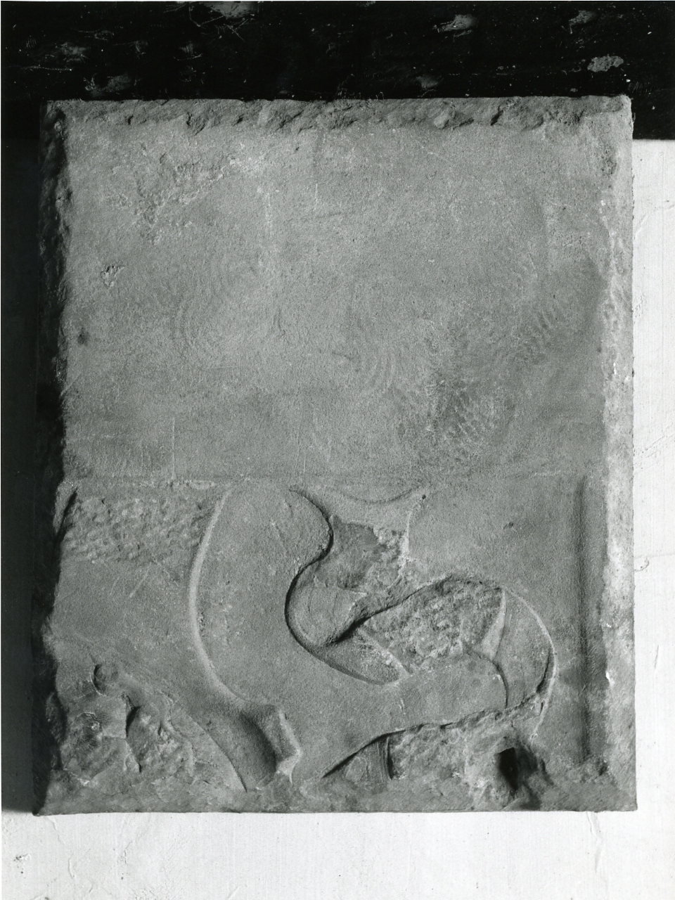 lastra tombale, frammento - bottega napoletana (seconda metà sec. XVI)