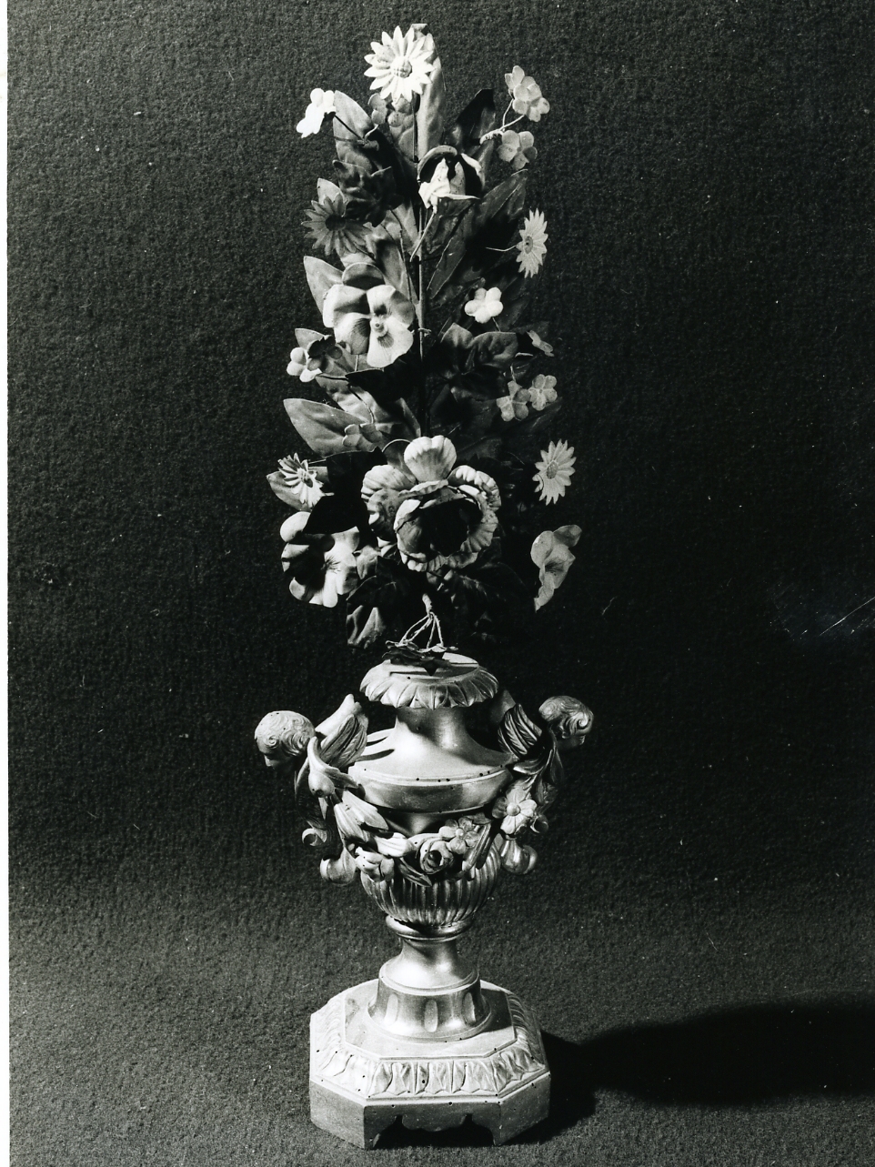 vaso d'altare con composizione floreale, serie - bottega napoletana (prima metà sec. XIX)