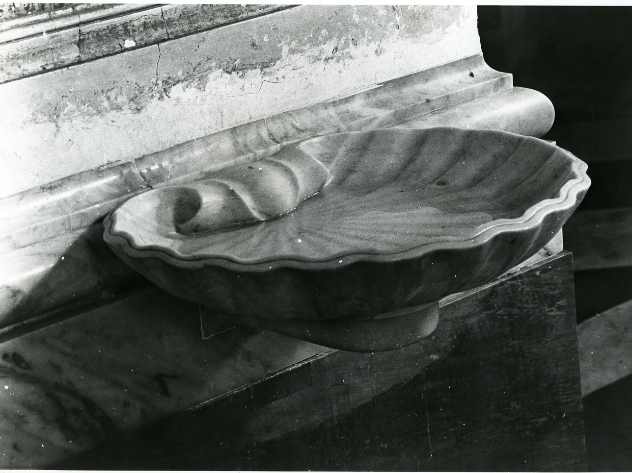 acquasantiera da parete - bottega napoletana (seconda metà sec. XVII)