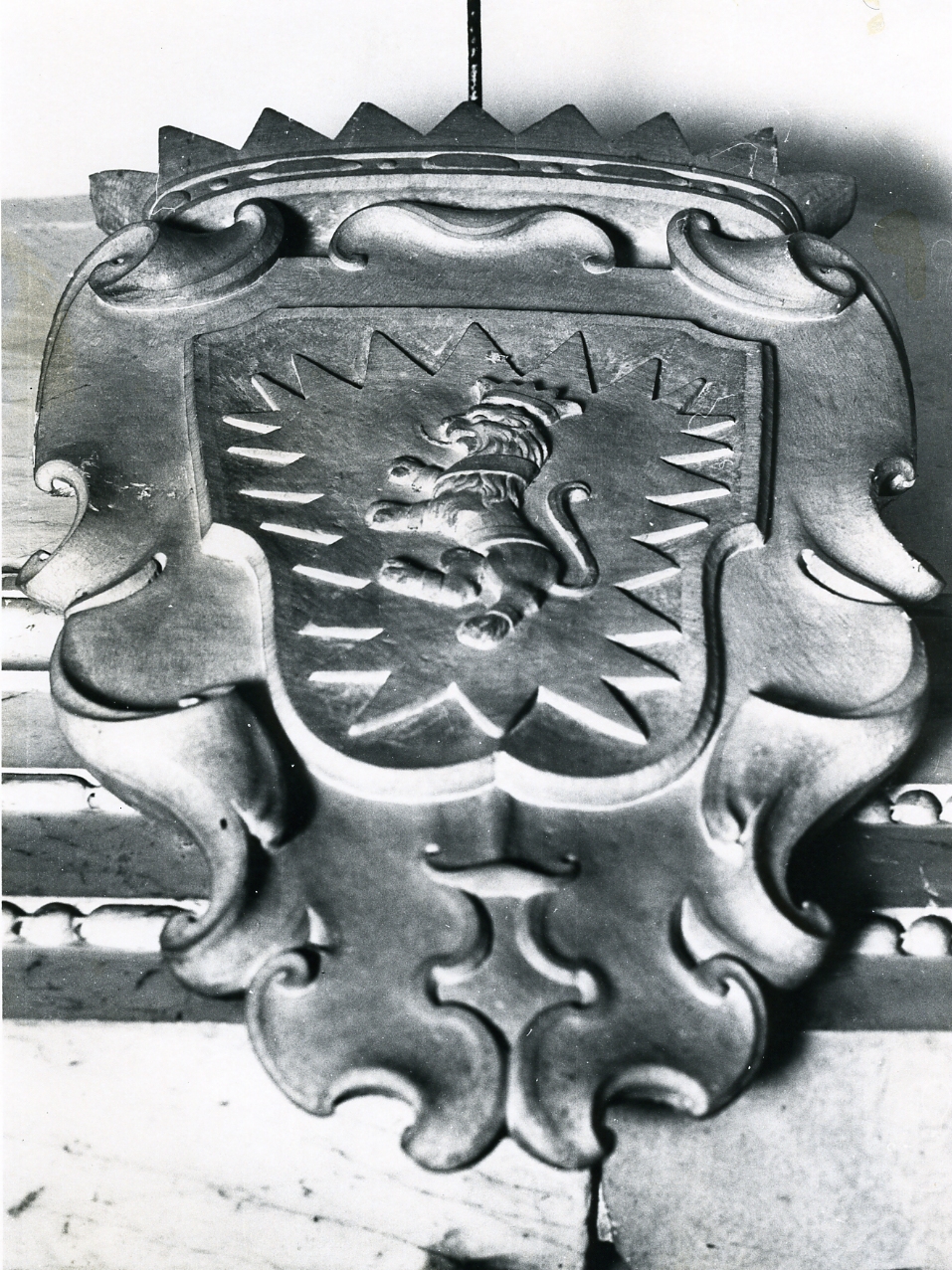 stemma gentilizio (rilievo) - bottega napoletana (prima metà sec. XVIII)