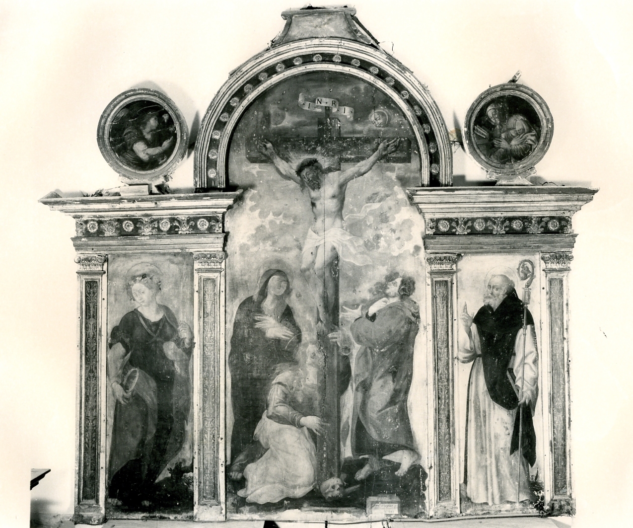 crocifissione di Cristo con Sant'Eufemia e Sant'Antonio (polittico, insieme) di Negrone Pietro detto Zingarello (sec. XVI)