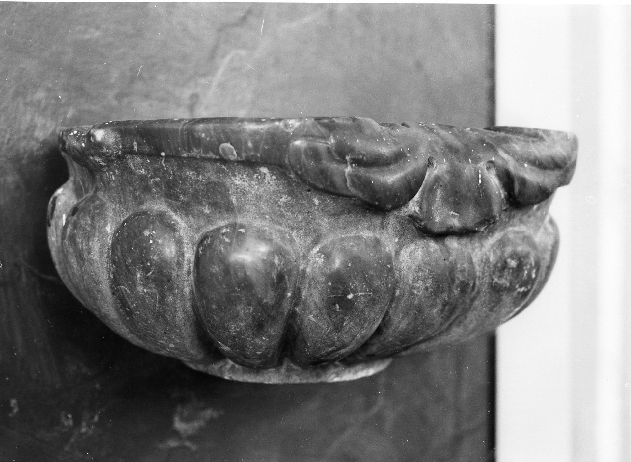 acquasantiera - a conchiglia - bottega napoletana (seconda metà sec. XVII)