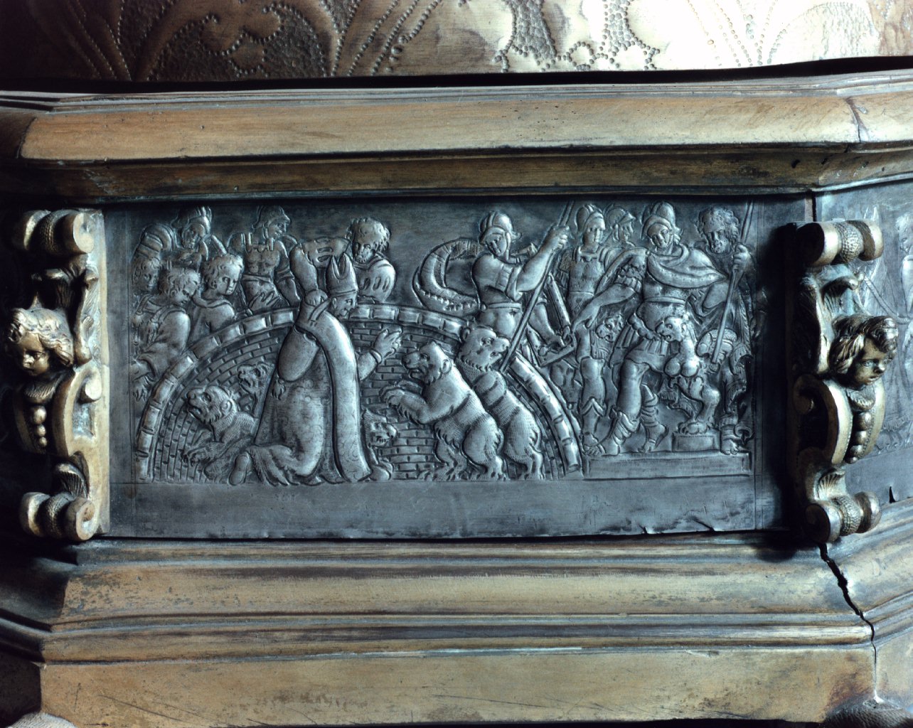 San Gennaro nell'anfiteatro di Pozzuoli è condannato al supplizio degli orsi (decorazione) - bottega napoletana (sec. XVII)