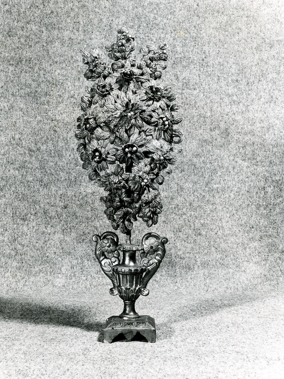vaso d'altare con composizione floreale, serie - bottega napoletana (metà sec. XVIII)