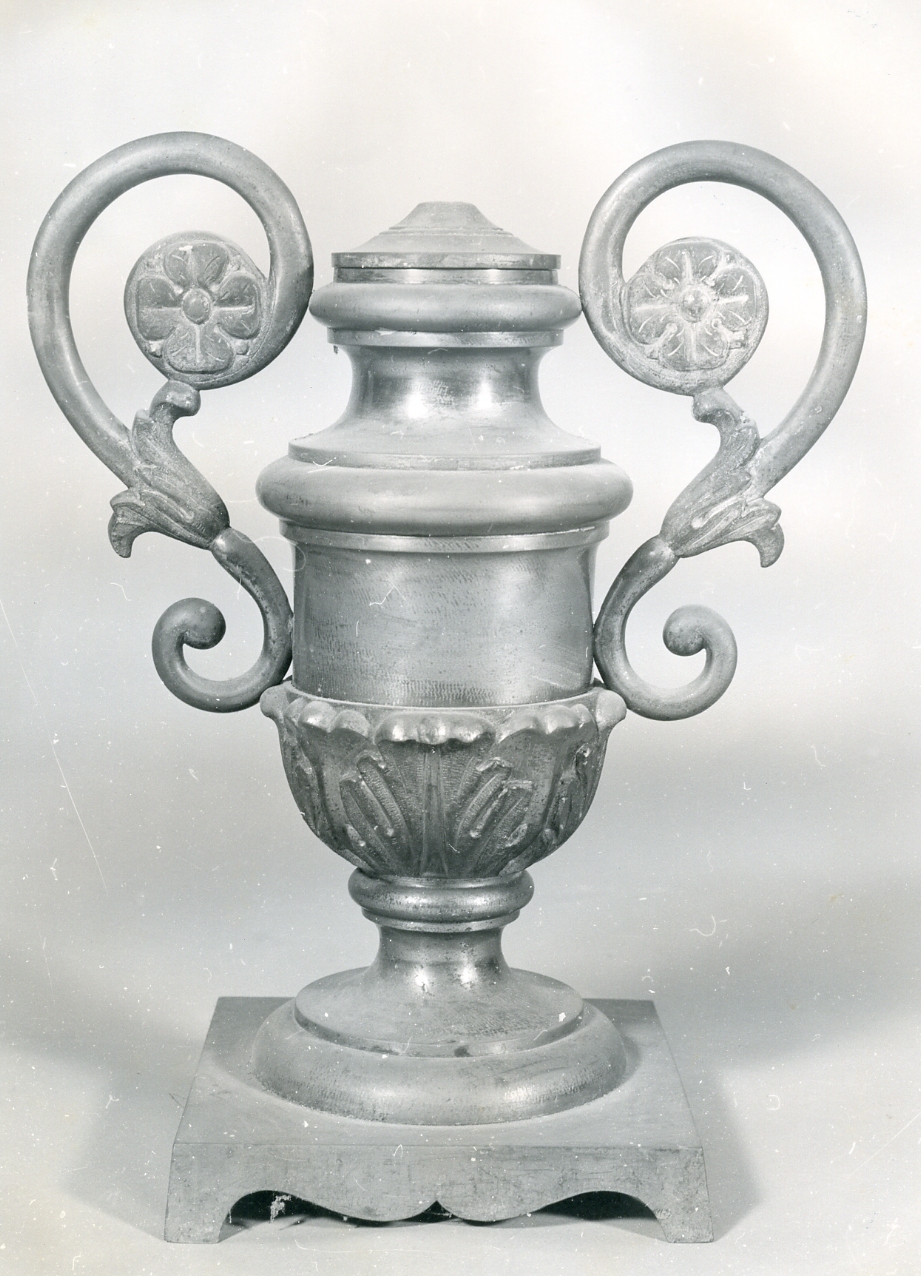 vaso d'altare con composizione floreale, serie - bottega napoletana (prima metà sec. XIX)
