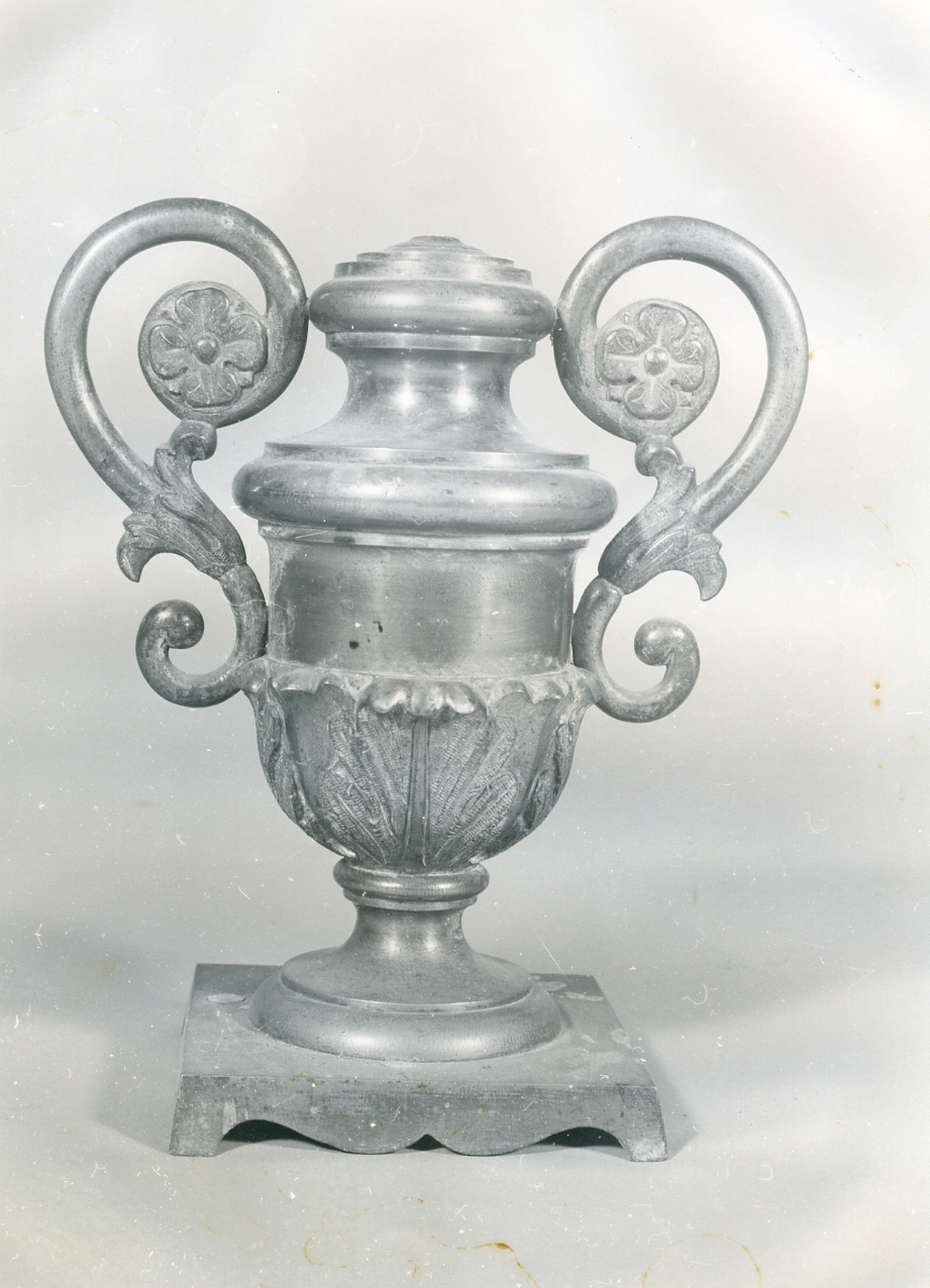 vaso d'altare con composizione floreale, serie - bottega napoletana (prima metà sec. XIX)