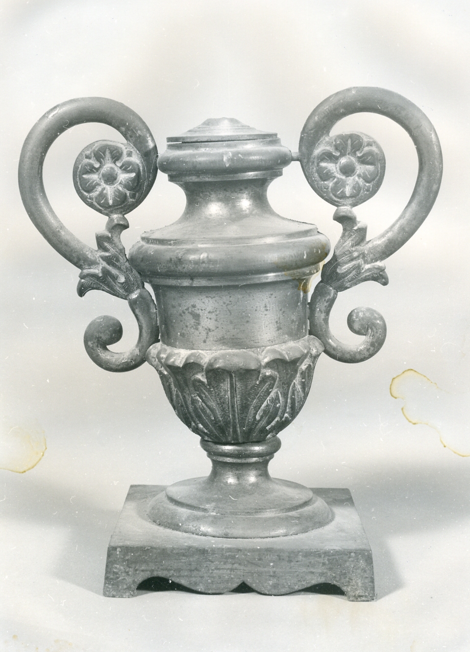 vaso d'altare con composizione floreale, serie - bottega napoletana (prima metà sec. XIX)