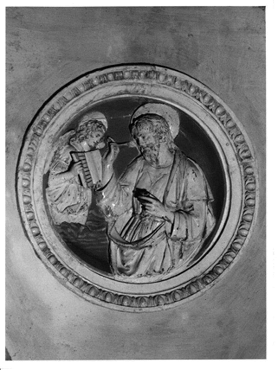 San Matteo Evangelista (rilievo, elemento d'insieme) di Della Robbia Andrea (bottega) (fine sec. XV)