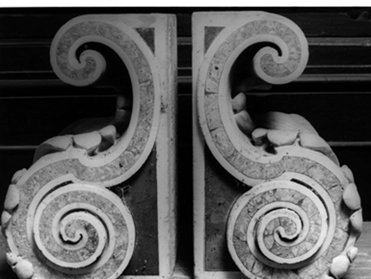 decorazione plastica, frammento - bottega napoletana (seconda metà sec. XVI)