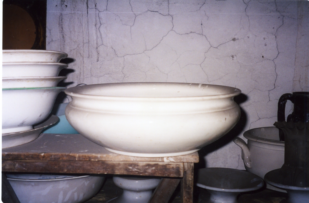 bacinella - bottega napoletana (prima metà sec. XIX)