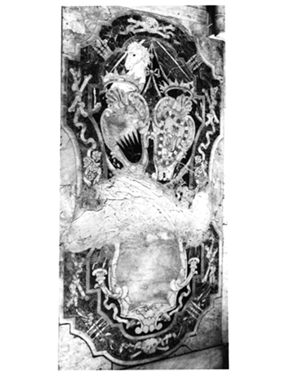 MOTIVI DECORATIVI VEGETALI CON ANIMALI (lapide - sepolcrale) - BOTTEGA NAPOLETANA (Metà sec. XVII)