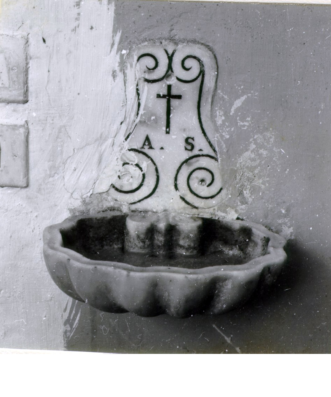 acquasantiera da parete, serie - bottega napoletana (metà sec. XVII)