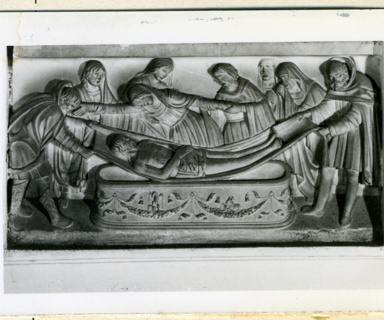 deposizione di Cristo nel sepolcro (rilievo, elemento d'insieme) - ambito napoletano (prima metà sec. XVI)
