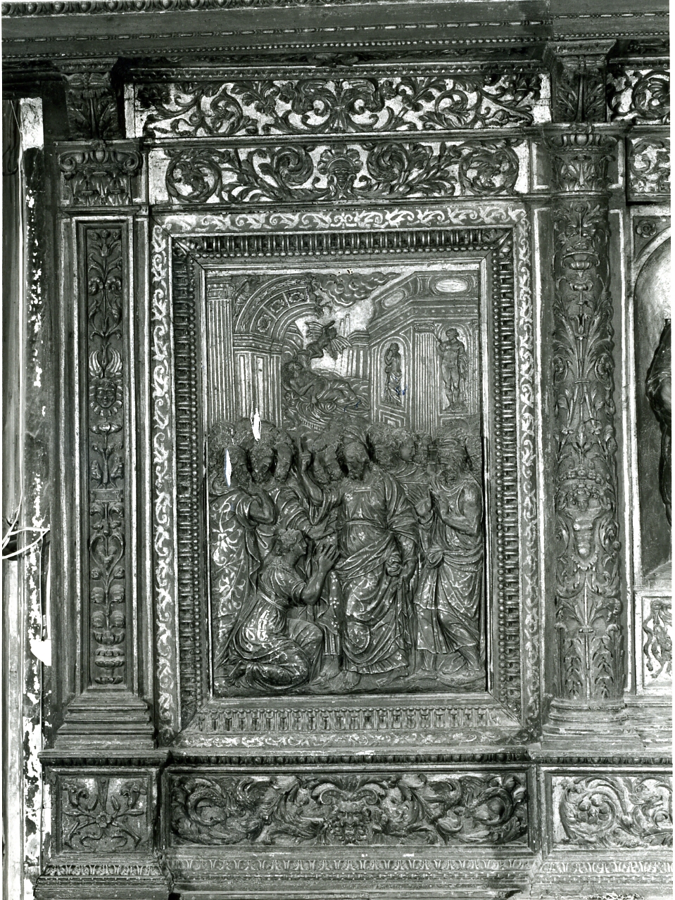 Cristo resuscita il figlio della vedova di Naim (rilievo, elemento d'insieme) di Caccavello Salvatore, Turbolo Giovan Leonardo, Ferraro Nunzio, D'Arvano Giovan Leonardo, De Fusco Giovan Tommaso, D'Auria Girolamo, D'Arvano Felice (ultimo quarto sec. XVI)