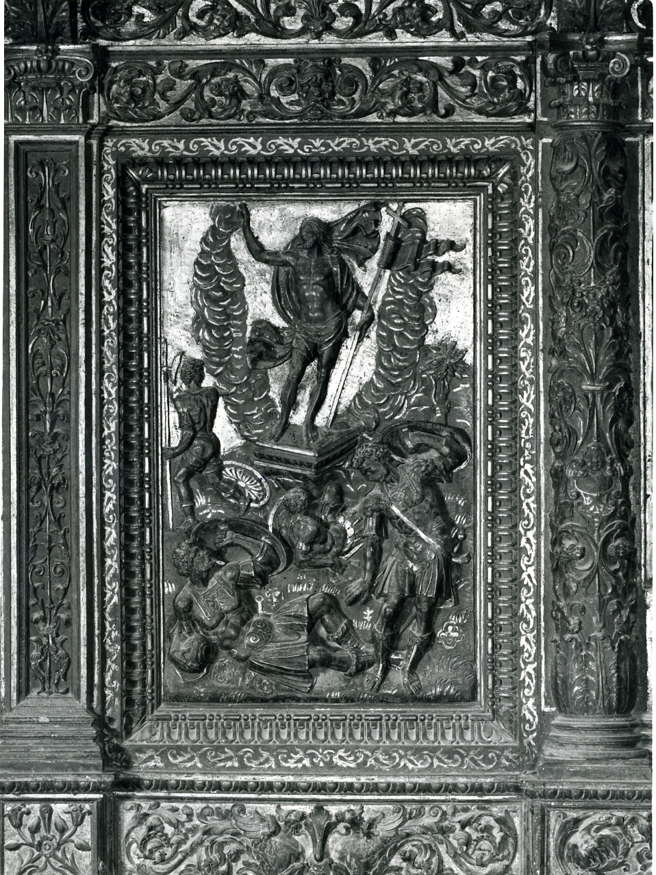 resurrezione di Cristo (rilievo, elemento d'insieme) di D'Auria Girolamo, Caccavello Salvatore, Ferraro Nunzio, De Fusco Giovan Tommaso, D'Arvano Giovan Leonardo, D'Arvano Felice, Turbolo Giovan Leonardo (ultimo quarto sec. XVI)