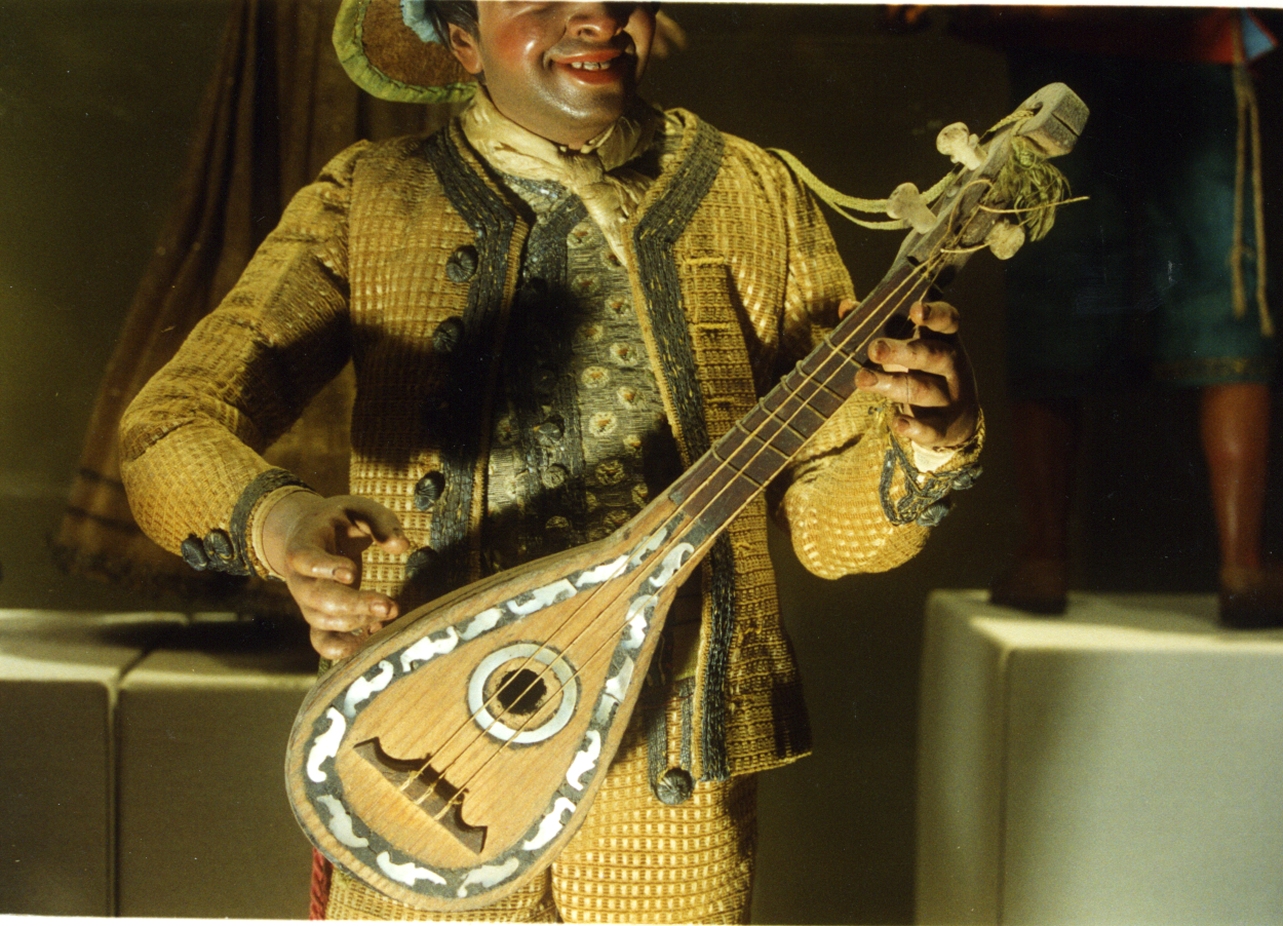 chitarra a battente (scultura miniaturistica) - bottega napoletana (sec. XVIII)