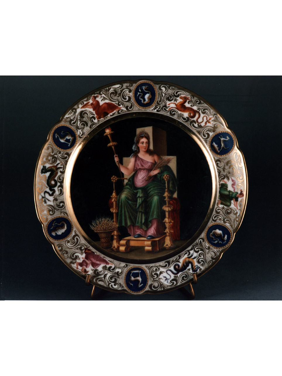 figura femminile (piatto) di Giovine Raffaele - manifattura francese (sec. XIX)