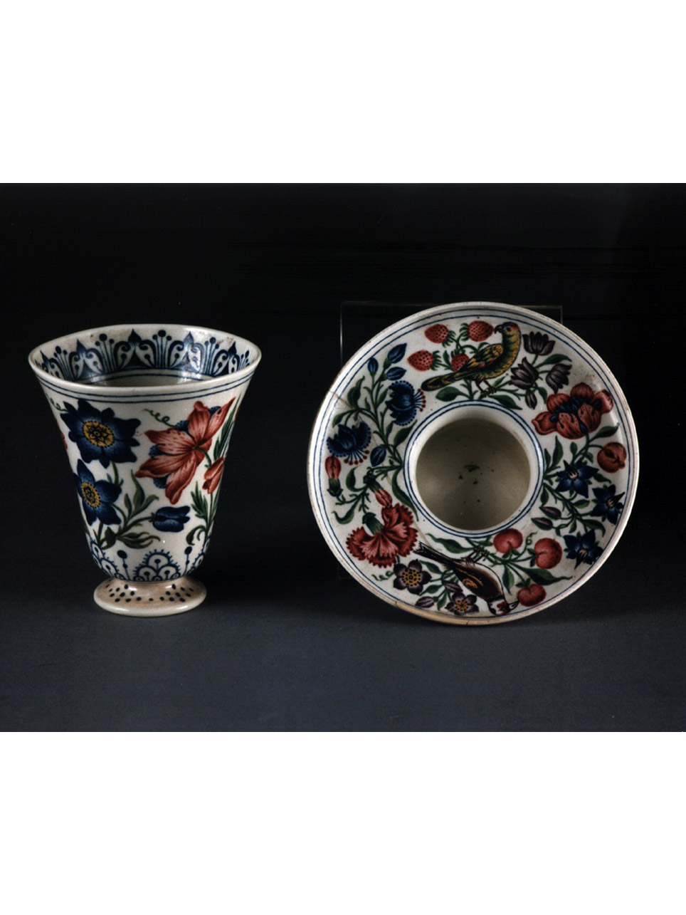 motivi decorativi vegetali stilizzati (tazza) - bottega muranese (prima metà sec. XVIII)