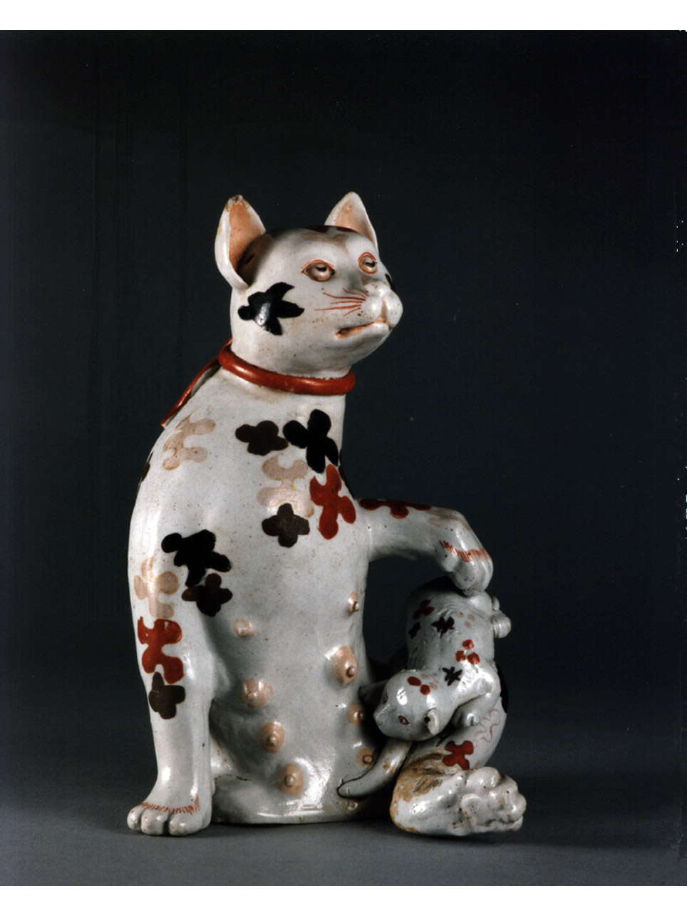 gatta che allatta un gattino (statuetta) - manifattura giapponese (fine/inizio secc. XVII/ XVIII)