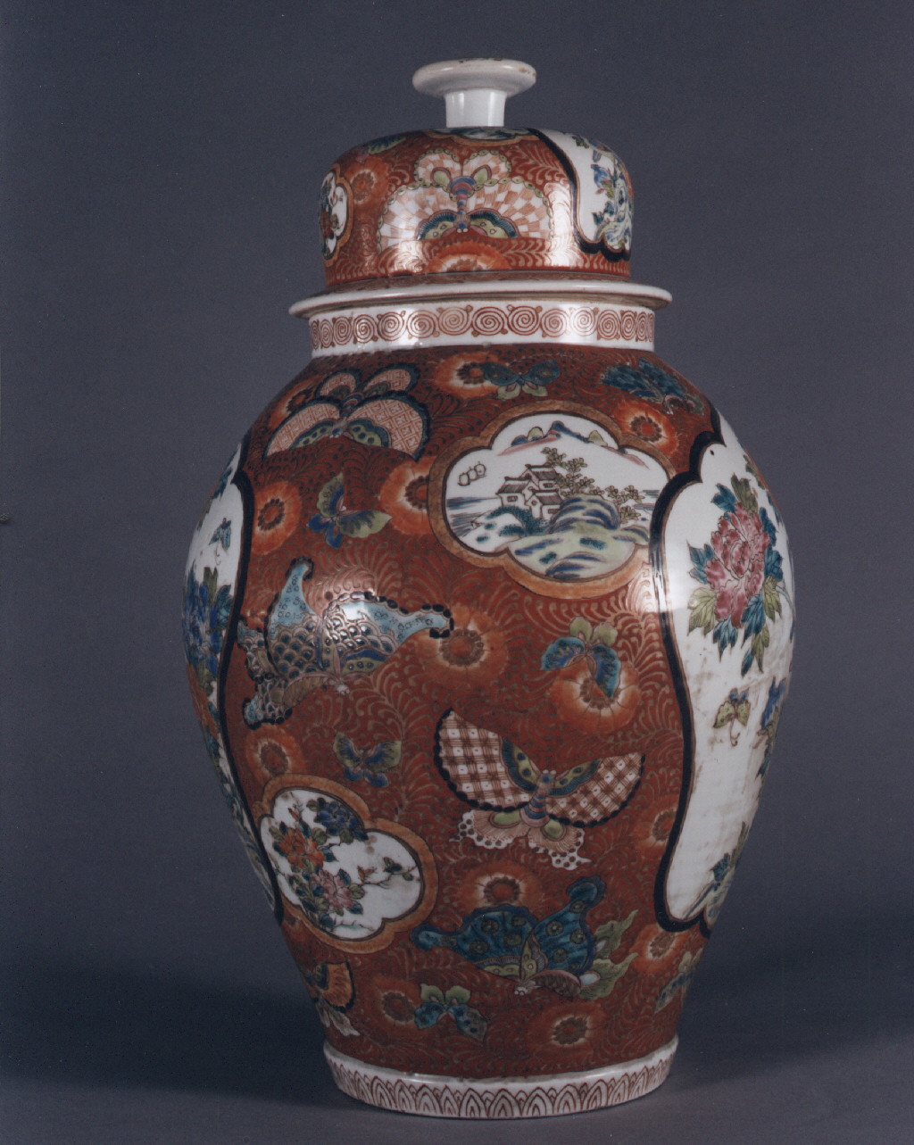 motivi decorativi vegetali e animali/ paesaggio con architetture (vaso) - manifattura giapponese (sec. XIX)