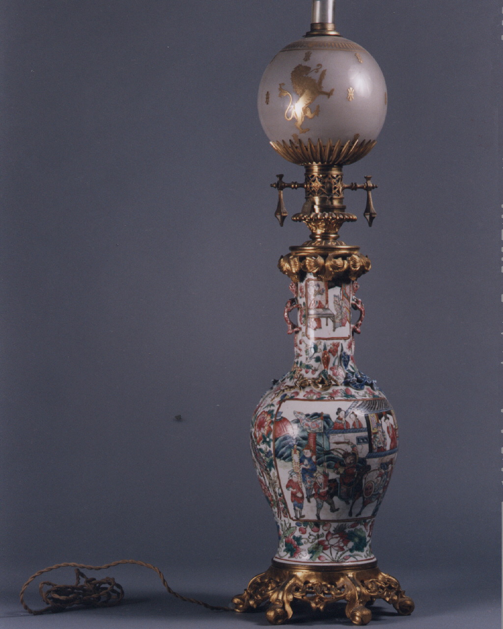 scena di battaglia/ motivi decorativi vegetali e animali (lampada) - manifattura cinese, manifattura francese (seconda metà sec. XIX)