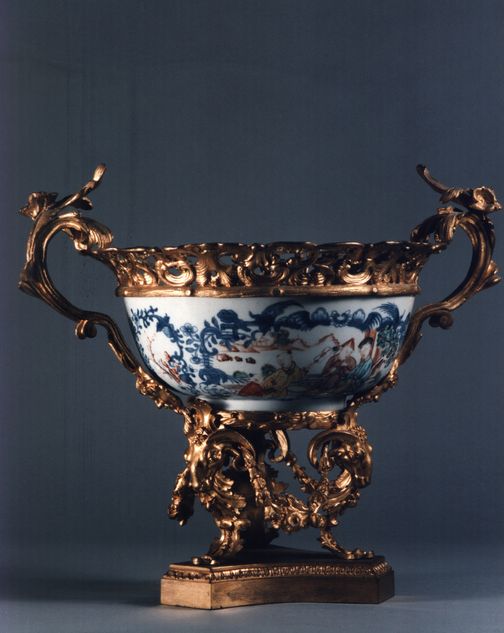 scena di corte (coppa) - manifattura cinese, manifattura francese (prima metà sec. XVIII, sec. XIX)