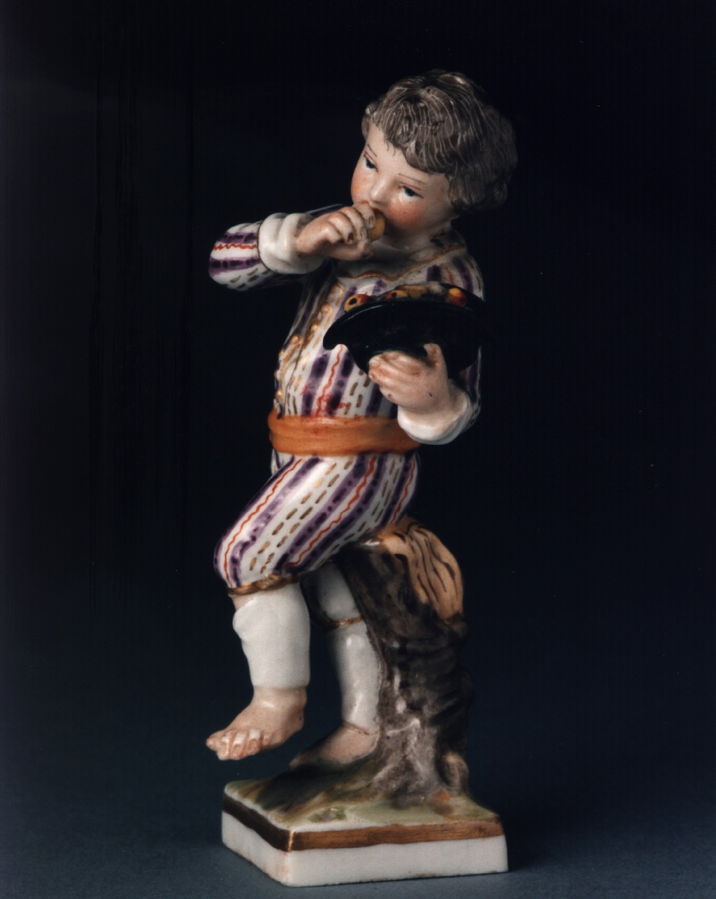 fanciullo con frutti nel cappello (statuetta) - manifattura tedesca (sec. XVIII)