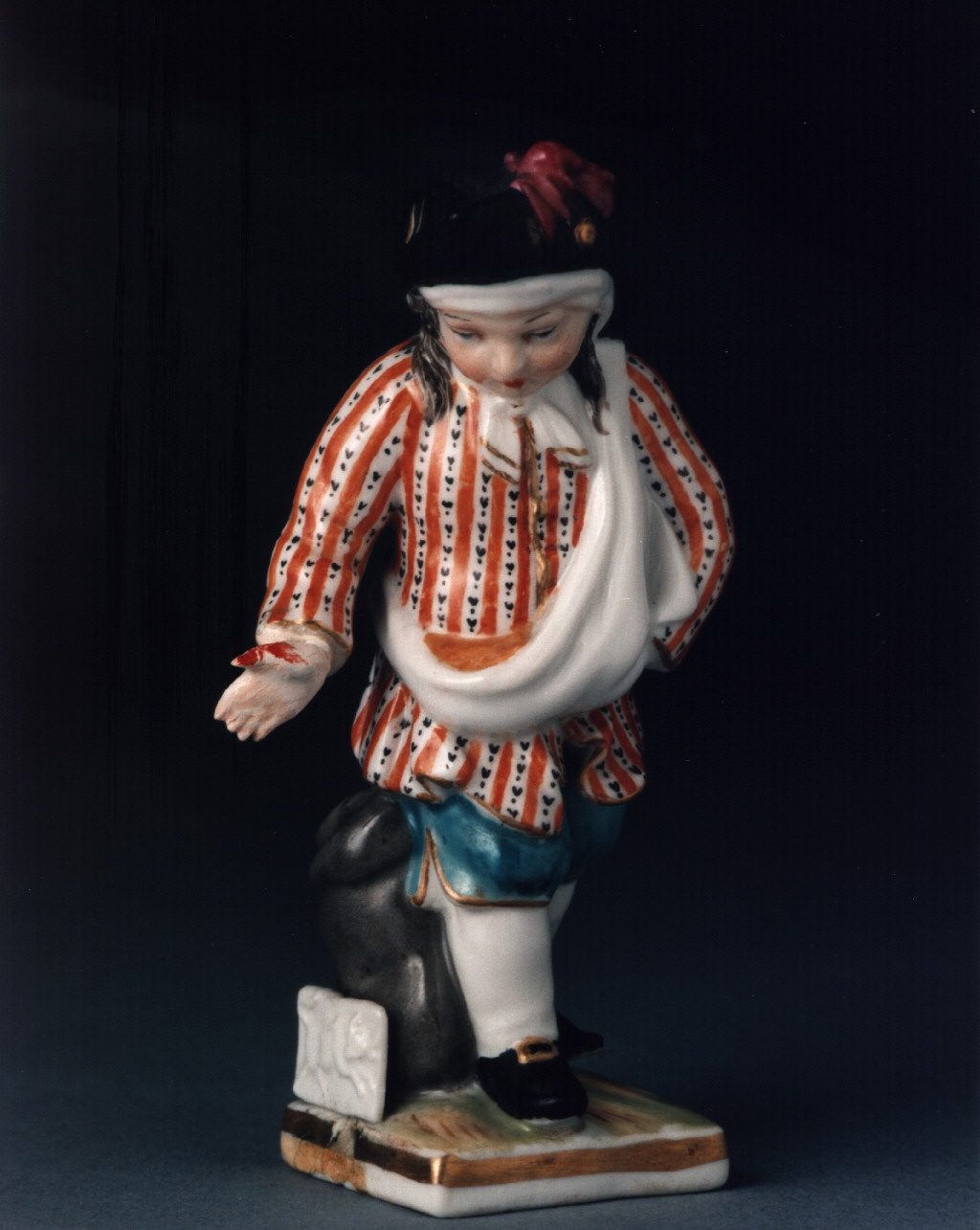 fanciullo con sacco (statuetta) - manifattura tedesca (sec. XVIII)