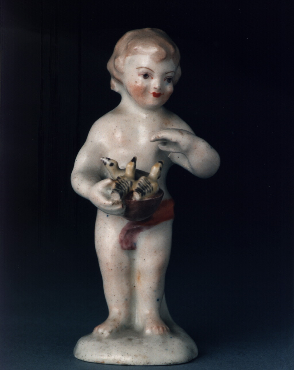 fanciullo con cestino di colombe (statuetta) - manifattura tedesca (sec. XVIII)