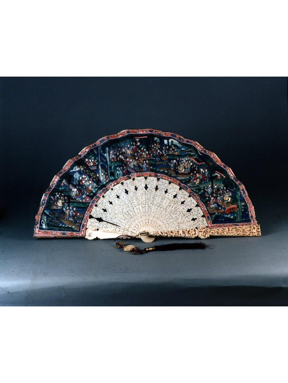 scene di corte/ motivi decorativi floreali (ventaglio) - manifattura cantonese (metà sec. XIX)