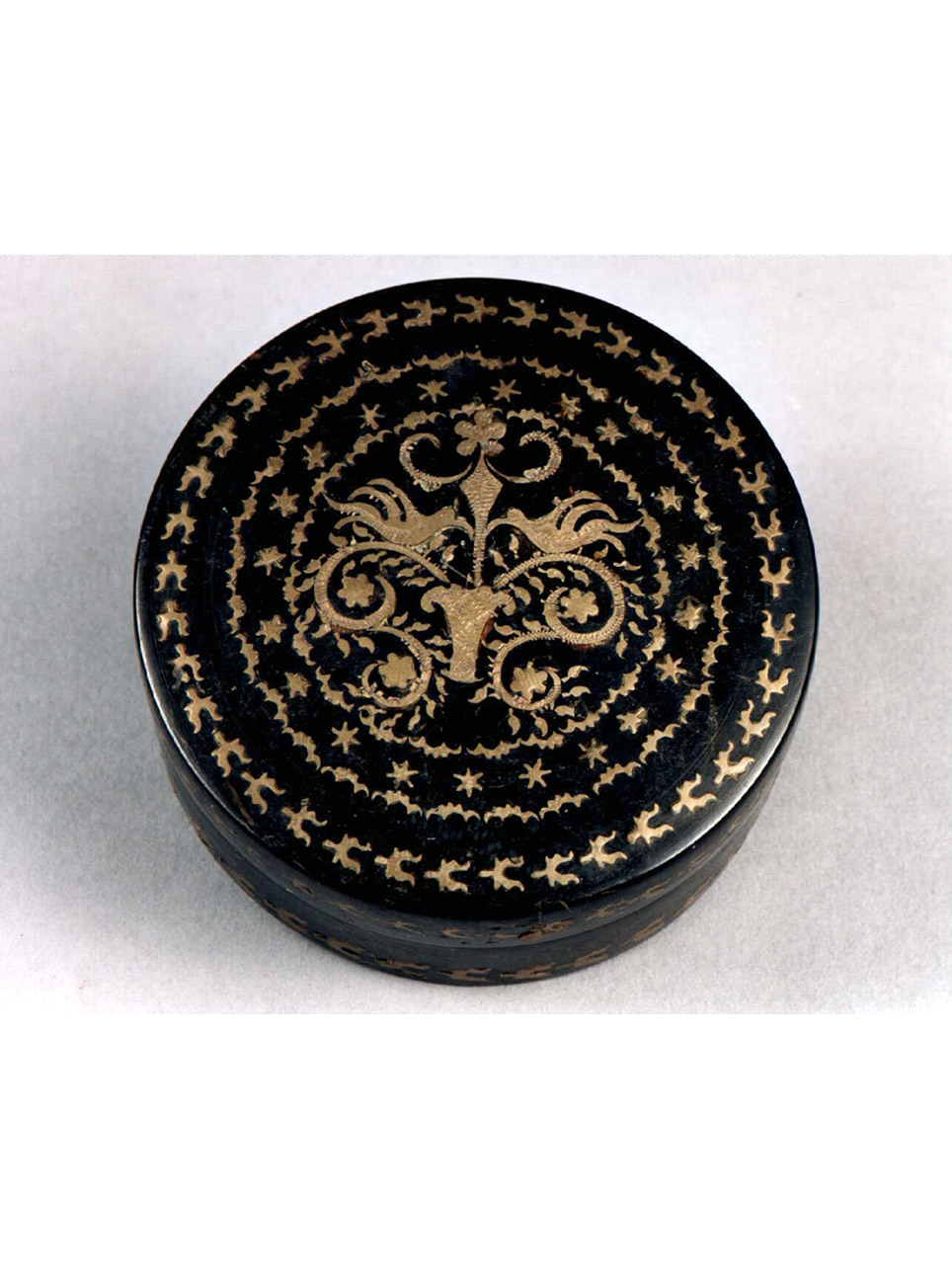 motivi decorativi geometrici e vegetali (scatola) - bottega napoletana (ultimo quarto sec. XIX)